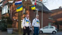 Hollanda'da Ukrayna'ya destek için yürüyen polisler