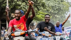 Des motards à Bamako pour célébrer la prise de pouvoir militaire au Mali - août 2020