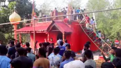 কুষ্টিয়ায় পীরের দরগা হিসেবে পরিচিত 'শামীম বাবার দরবার শরিফে' হামলার দৃশ্য