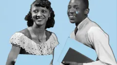 Imagem em preto e branco com fundo azul claro. Um homem e uma mulher estão lado a lado, sorrindo. Uma lágrima azul está recortada no rosto do homem