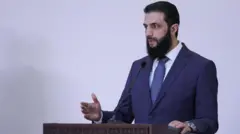 صورة سابقة لقائد الإدارة السورية الجديدة أحمد الشرع يتحدث خلال مؤتمر صحفي مع رئيس الوزراء اللبناني نجيب ميقاتي في دمشق