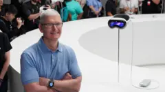 Apple CEO'su Tim Cook ile Vision Pro