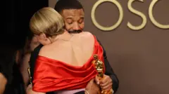 در نود و هشتمین دوره جوایز اسکار که روز گذشته ۱۵ مارچ در لس‌انجلس برگزار شد، چند فلم و هنرمند توانستند مهم‌ترین جوایز شب سینمای جهان را از آن خود کنند. 