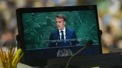 الرئيس الفرنسي إيمانويل ماكرون، على الشاشة، خلال مؤتمر الأمم المتحدة حول حل الدولتين في نيويورك في الولايات المتحدة، يوم الاثنين 22 سبتمبر/أيلول 2025.