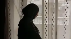 Rihab Faour akiwa katika makazi yake ya muda eneo la Beirut.'Inanibidi nitafute kitu cha kufanye ili nijishughulishe,'anasema 