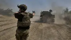 Солдат и украинская самоходка