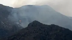 دود ناشی از درگیری مرزی میان حکومت طالبان و پاکستان در یک منطقه کوهستانی. در دو محل آتش نیز دیده میشود. 