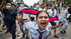 सोमवार को सरकार में भ्रष्टाचार और सोशल मीडिया पर प्रतिबंध को लेकर शुरू हुआ आंदोलन हिंसक हो गया.