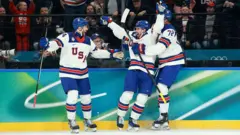 Первую шайбу за сборную США в полуфинале забил Дилан Ларкин (в центре)