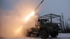 Військовослужбовці 24-ї окремої механізованої бригади Збройних сил України стріляють з реактивної системи залпового вогню БМ-21 "Град" у бік російських військ поблизу Часового Яру 24 січня 2026 року.