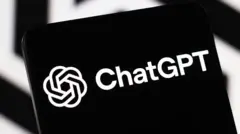 O logotipo preto e branco do ChatGPT na tela de um celular.