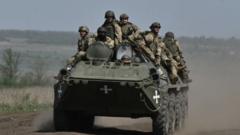装甲車に乗って移動するウクライナ兵（ウクライナ東部ドネツク州チャシウ・ヤル近郊）