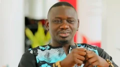 Akọrin tungba Segun Johnson wọ aṣọ buba alawọ dudu ati buluu