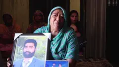 சீதா தேவியின் கூற்றுப்படி, 26 ஆண்டுகளுக்கு முன்பு, முனி லால் ஒரு திருமணத்திற்குச் செல்வதற்காகக் கிளம்பினார்.