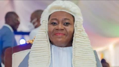 Adajọ agba Gertrude Torkornoo wọ aṣọ funfun pẹlu ibori awọn adalọ lori rẹ