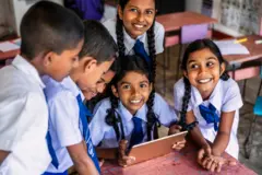 ශ්‍රී ලංකාවේ සීගිරිය ප්‍රදේශයේ පන්ති කාමරයක ඩිජිටල් ටැබ්ලටයක භාවිත කරන ශ්‍රී ලාංකික පාසල් දරුවන් කිහිප දෙනෙක්.
