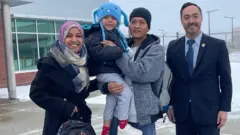 Beş yaşındaki Liam Ramos ve  babası Adrian Alexander Conejo Arias serbest bırakılmaları sonrası, Minnesota eyaletinin Demokrat Partili Temsilciler Meclisi üyesi Ilhan Omar ve Teksas eyaletinin Demokrat Partili Temsilciler Meclisi üyesi Joaquin Castro ile birlikte. 