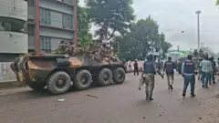 গোপালগঞ্জে পরিস্থিতি মোকাবিলায় সেনাবাহিনী ও পুলিশের টহল