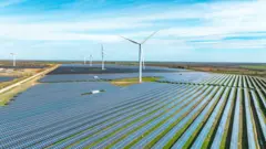 ChatGPT: quanta água ‘bebe’ sua pergunta ao bot? Cientistas tentam estimar impacto ambiental da IA 6 Campo de paineis solares com algumas turbinas eólicas