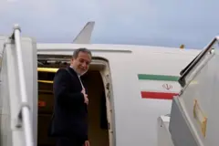 عراقچی در حال ورود به هواپیما