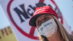 "Откройте Калифорнию". Многим американцам не терпится вернуться на пляжи и на работу. Другим - только на пляжи