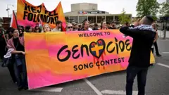 Manifestantes participam de ato contra a participação de Israel na 68ª edição do Eurovision Song Contest, na Suécia