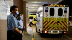 香港男子持刀襲警後自刺身亡，當局形容「孤狼式本土恐怖襲擊」
