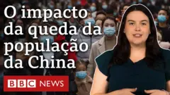 Multidão de chineses com máscara facial