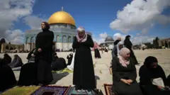 نساء في ساحة الأقصى