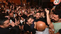 İnan Güney tahliye edildikten sonra ailesi ve sevenleri tarafından karşılandı.