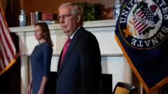 Ông Mitch McConnell