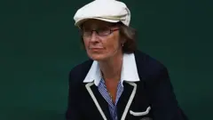 Mulher juiz de linha em Wimbledon