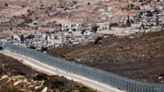 Dagaalkii Bariga Dhexe ee 1967, Israa'iil waxay qabsatay ilaa 1,200 km² ee buuraha Golan, oo ay Suuriya ka soo weerartay.
