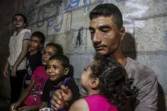 يعيش الفلسطينيون في غزة أوضاعا إنسانية صعبة للغاية