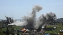 انفجار وتصاعد دخان عقب غارات إسرائيلية في النبطية، لبنان، 16 أبريل/نيسان