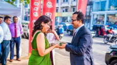 අමාත්‍ය සුනිල් හඳුන්නෙත්ති සහ සඳමාලි චන්ද්‍රසේන