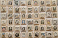 Obra reúne 1500 patuás nos quais retratos de pessoas de sua família se multiplicam na parede