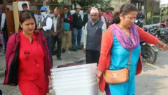 म﻿तदानका लागि सामग्री निर्वाचन केन्द्रतर्फ लगिँदै