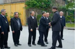 Các đại diện Tòa Tổng Giám mục Hà Nội chào đón Tổng Giám mục Marek Zalewski, đại diện thường trú đầu tiên của Vatican tại Việt Nam sau năm 1975, tại Hà Nội, hôm 31/1/2024