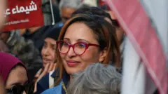 المعارضة التونسية شيماء عيسى خلال مشاركتها في احتجاج قبل احتجازها من قبل الشرطة لتنفيذ حكم بالسجن لمدة 20 عاماً