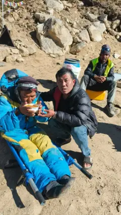 सूप खाँदै दावा शेर्पा 