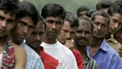 কুয়ালালামপুরে অভিবাসী বাংলাদেশী শ্রমিকরা (ফাইল ছবি)