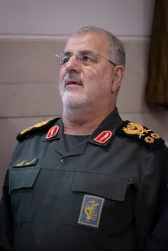 O major-general Mohammad Pakpour participa de cerimônia em memória do seu predecessor como comandante-chefe do Corpo da Guarda Revolucionária Islâmica, Hossein Salami, no dia 25 de julho de 2025