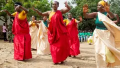 Abapfasoni bapfunzwe bariko baratamba igihe abanyororo batangura kurekurwa