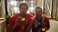 Os ex-jogadores da seleção espanhola Joan Capdevila (à esquerda) e David Villa comemoram a conquista da Copa do Mundo de 2010.