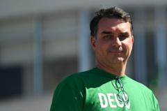 Jair Bolsonaro escolhe o filho Flávio para disputar a Presidência - a quem decisão agrada e desagrada?