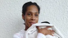 Johandri Pacheco con su hija Mía