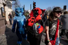Dos personas disfrazados de animales en un evento de cosplay en Reino Unido