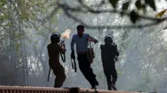 ইসলামাবাদে বিক্ষোভকারীদের ওপর পুলিশের টিয়ার গ্যাস নিক্ষেপ