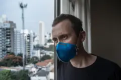 homem usando máscara antiviral